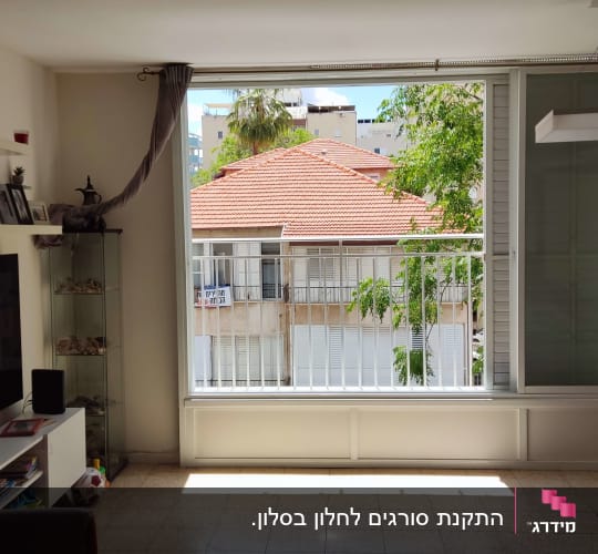 חלון גדול עם מסגרת לבנה ווילון בצד ימין